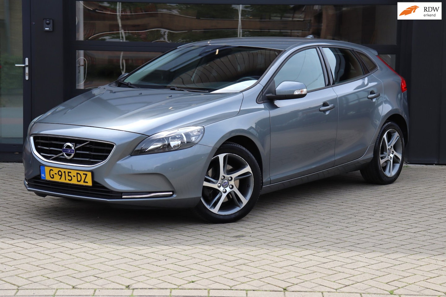 Volvo V40 - 2.0 T2 R-Design | Camera | Stoelverwarming | Cruise | Navi | Trekhaak | Clima - AutoWereld.nl