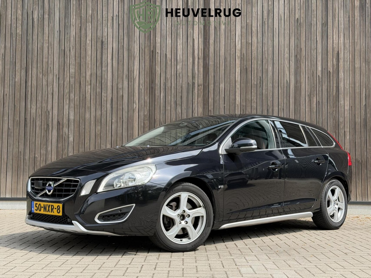 Volvo V60 - 2.0T Momentum | TREKHAAK | LEDER | STOELVERWARMING - AutoWereld.nl