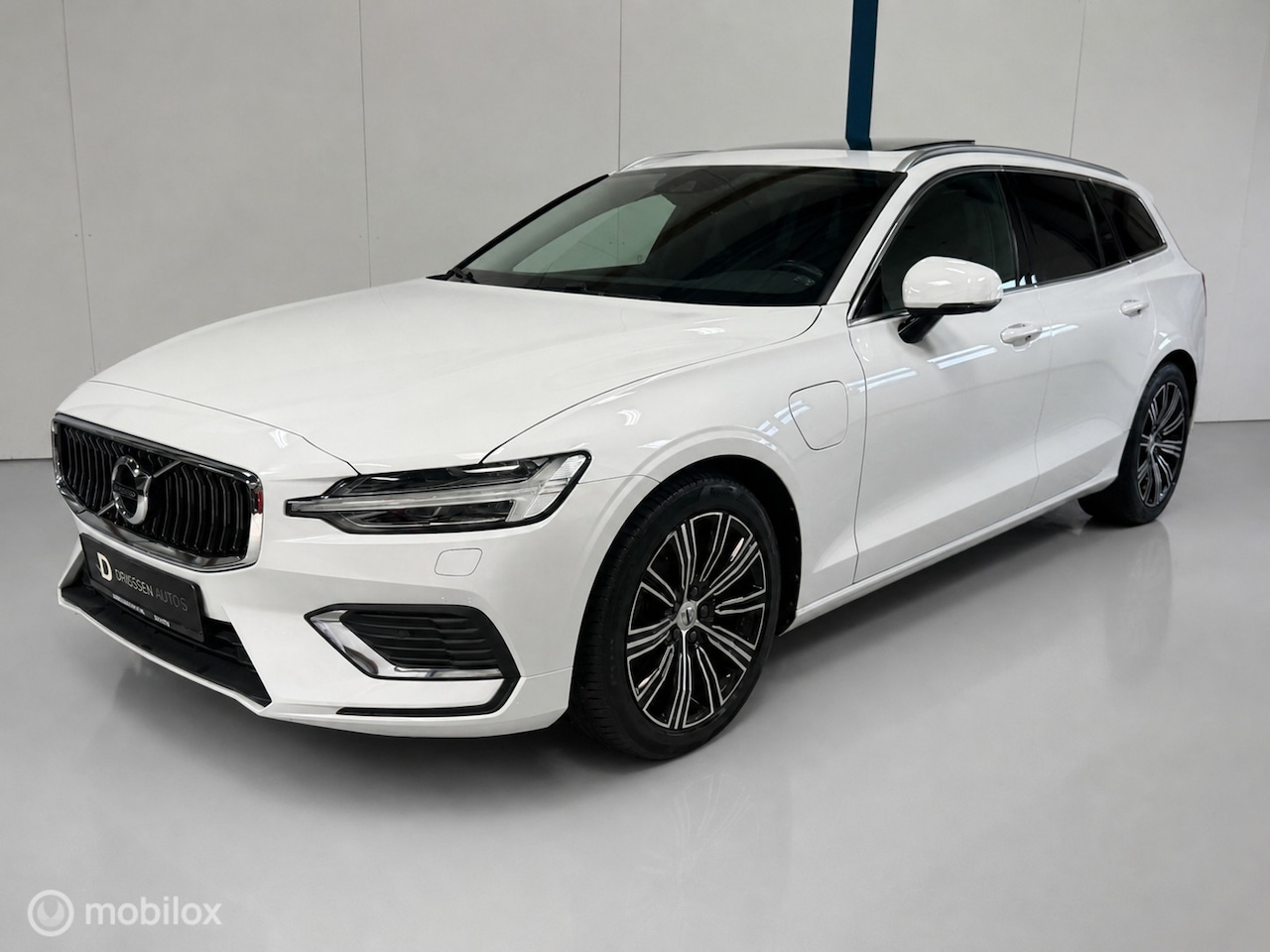 Volvo V60 - 2.0 T8 Twin Engine AWD Inscription PANO/LEER - AutoWereld.nl