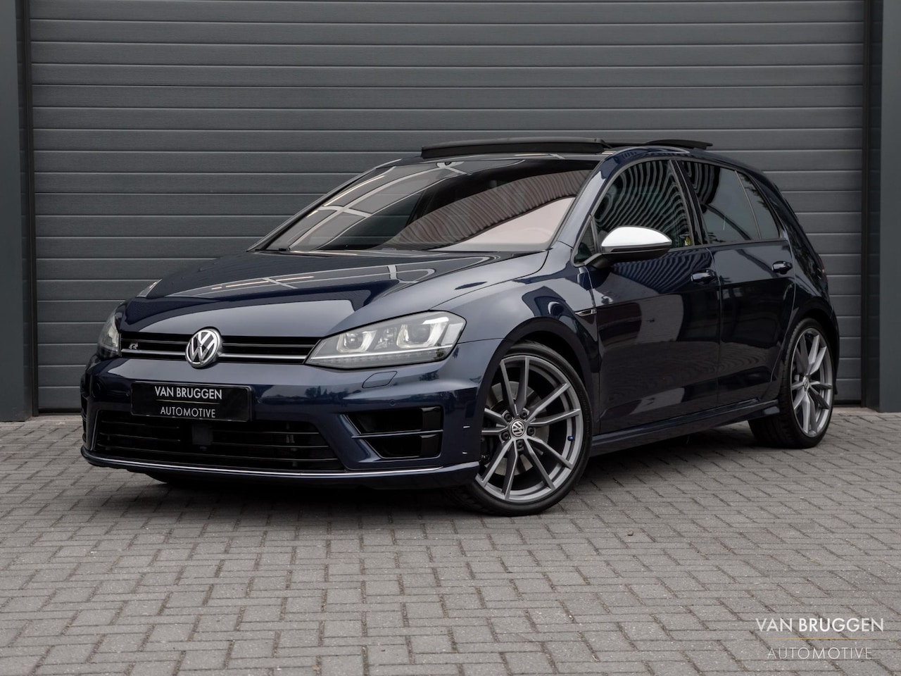 Volkswagen Golf - 2.0 TSI R 4Motion Pano Leer Dyn NAP 19" Keyless - AutoWereld.nl