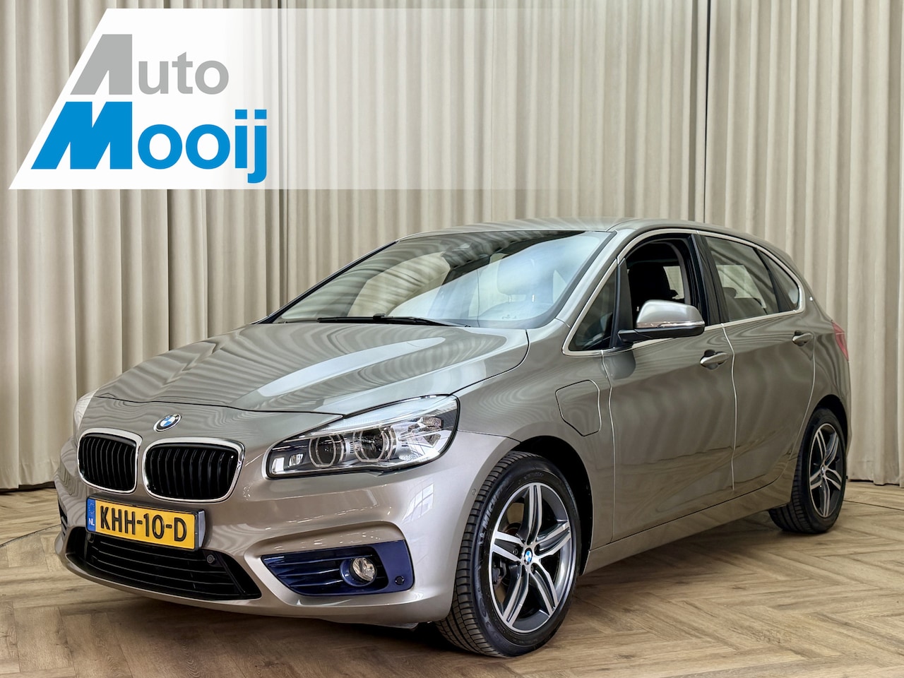 BMW 2-serie Active Tourer - 225xe High Executive *Leder* Stoelverwarming / Camera / Cruise Control / LED / Navigatie / - AutoWereld.nl