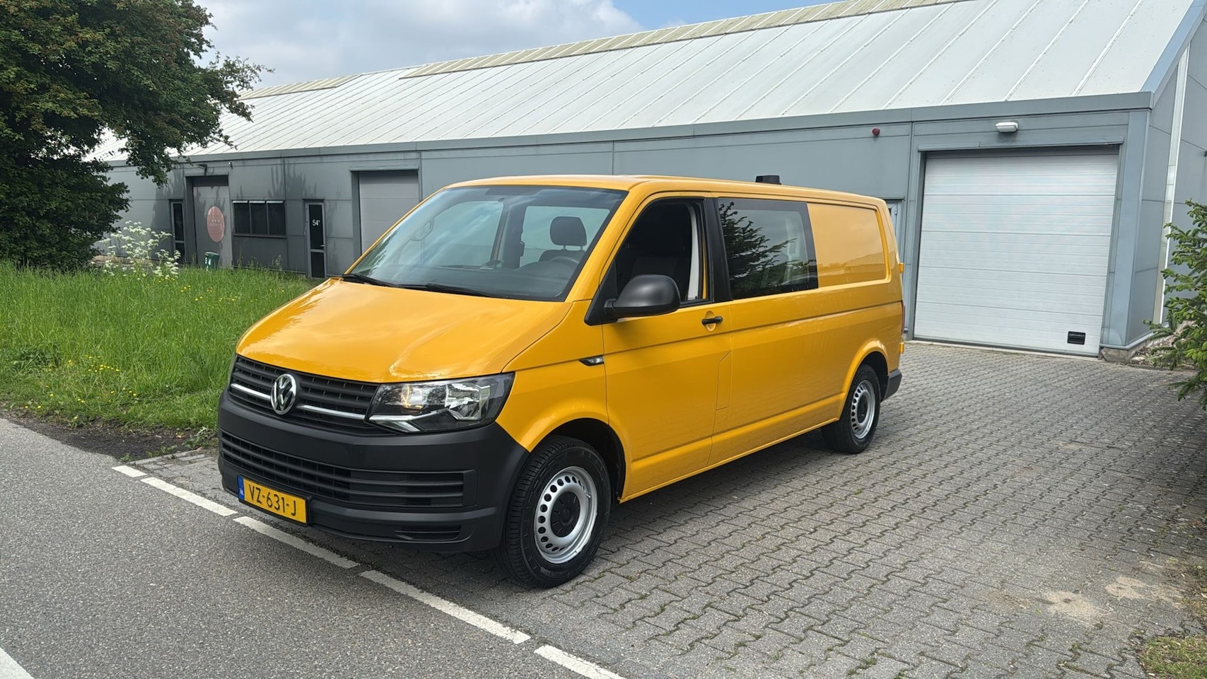 Volkswagen Transporter - 2.0 TDI L2H1 DC 103 KW AUTOMAAT DUBBELE CABINE AIRCO LANG GEEL 2016 - AutoWereld.nl