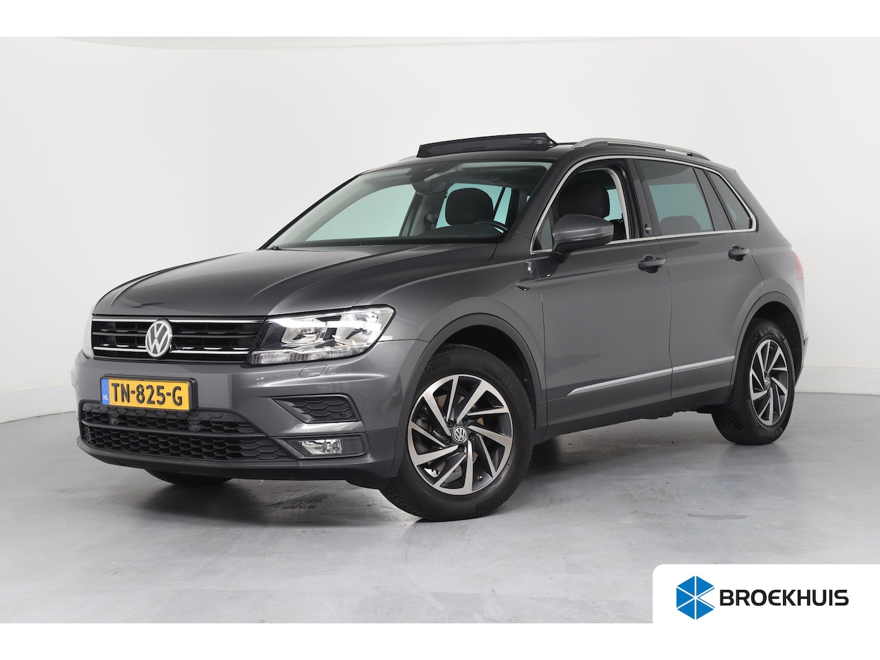 Volkswagen Tiguan - 1.4 TSI ACT Comfortline Business | Open Dak | Trekhaak wegklapbaar | Cruise Adaptive | Sto - AutoWereld.nl