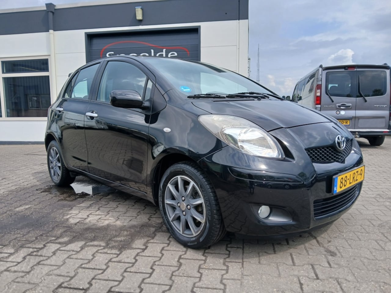 Toyota Yaris - 1.3 VVTi Automaat/105.000Km Nap/5-Deurs - AutoWereld.nl