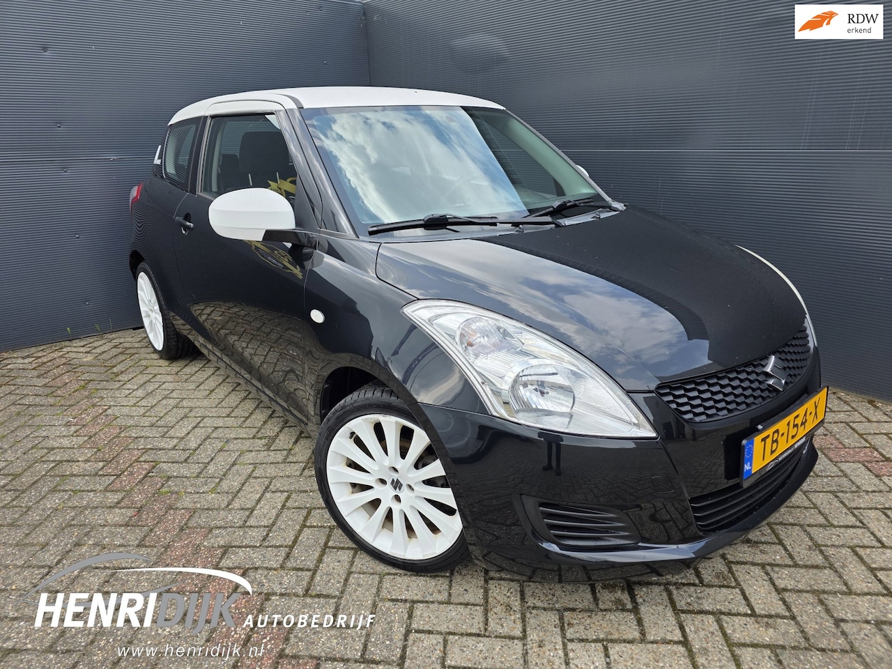 Suzuki Swift - 1.2 Exclusive Black & White AC / LMV / ElekPakket / Bleutooth - AutoWereld.nl