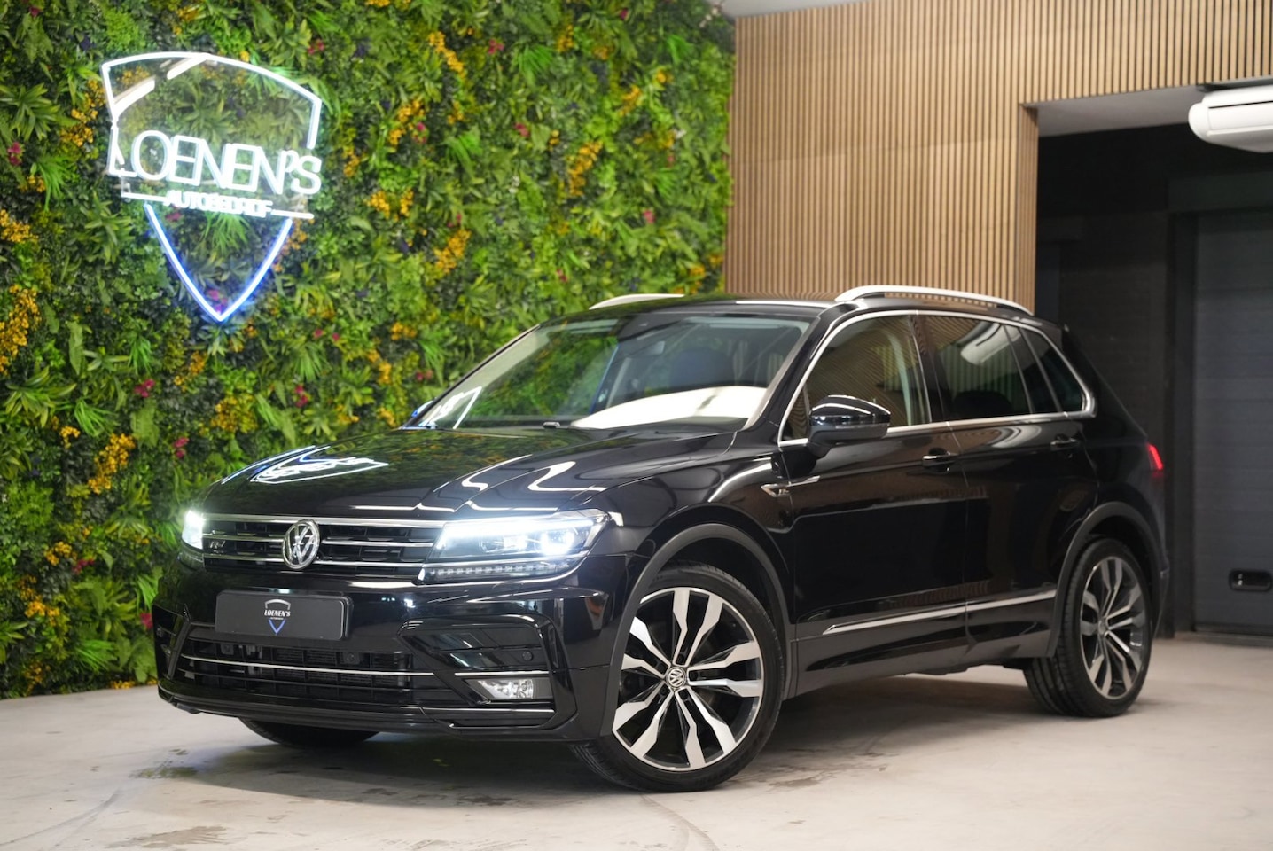 Volkswagen Tiguan - 2.0 TSI 4Motion R-Line / Trekhaak / 20 inch velgen / CarPlay - AutoWereld.nl