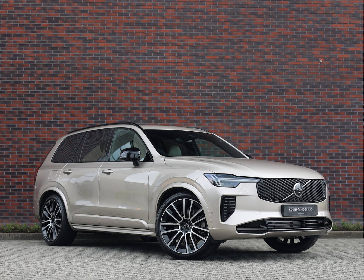 Volvo XC90 - T8 AWD Ultra Dark | Pano - Trekhaak - Luchtvering - AutoWereld.nl