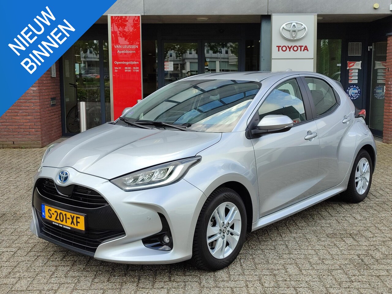 Toyota Yaris - 1.5 Hybrid STYLE TREKHAAK PARK-SENSOREN STOELVERW BLIND SPOT KEYLESS APPLE/ANDROID LED CLI - AutoWereld.nl