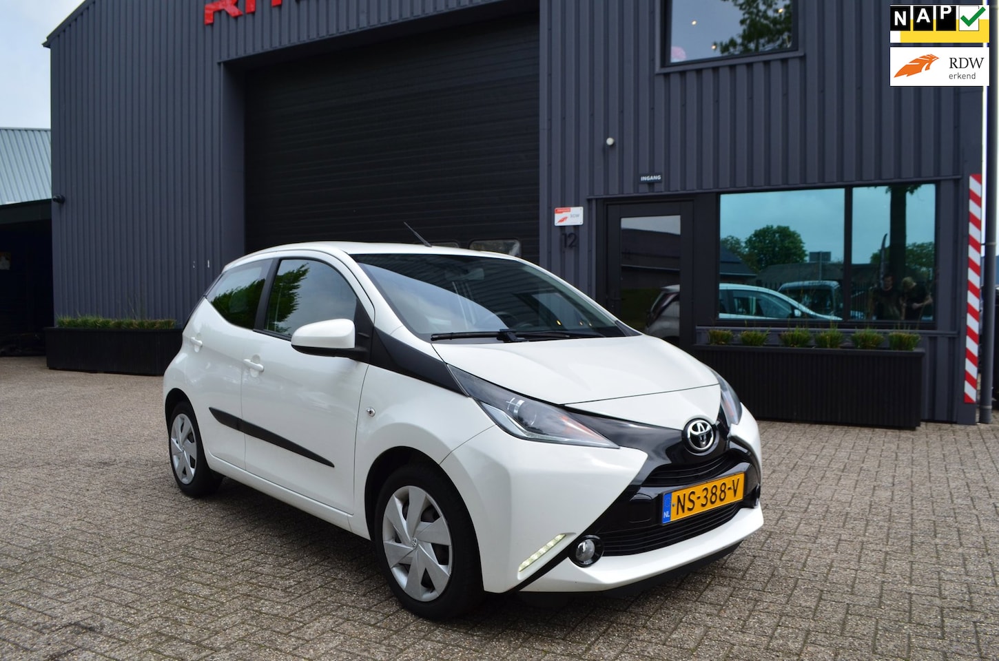 Toyota Aygo - 1.0 VVT-i x-play | Navi | Camera| Airco | NAP | 2e eigenaar - AutoWereld.nl