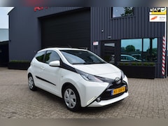 Toyota Aygo - 1.0 VVT-i x-play | Navi | Camera| Airco | NAP | 2e eigenaar