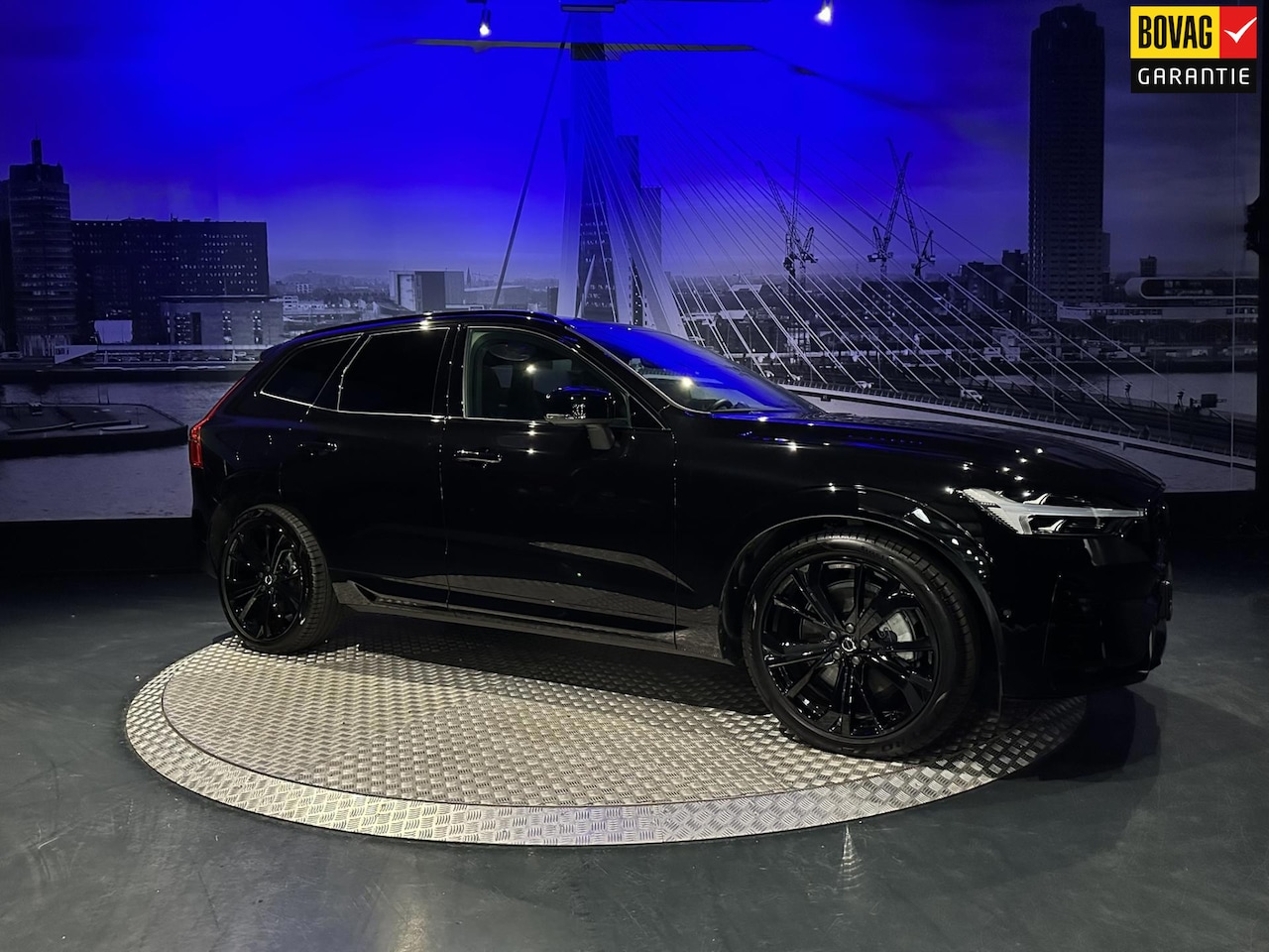 Volvo XC60 - 2.0 T8 Plug-in hybrid AWD Plus Black Edition *Luchtvering*HUD*B&W* - AutoWereld.nl