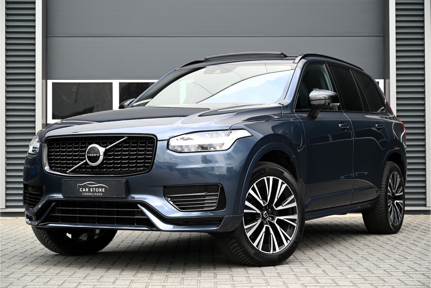 Volvo XC90 - 2.0 T8 Recharge AWD R-DESIGN / PANO / LEDER / MEMORY / TREKHAAK / LED / DENIM BLUE / ULTIM - AutoWereld.nl