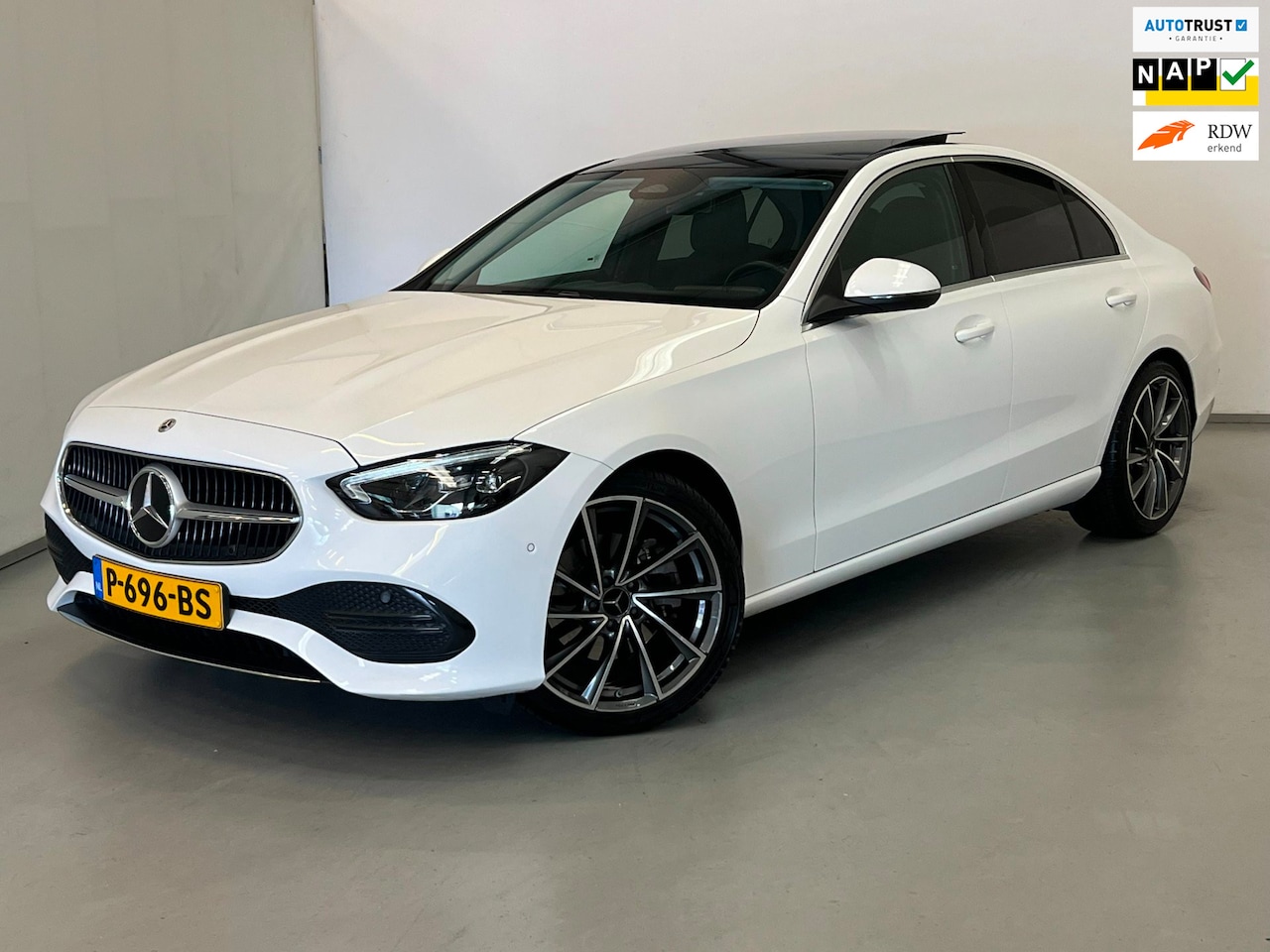 Mercedes-Benz C-klasse - 200 Luxury Line / Pano / NL-auto / Trekhaak - AutoWereld.nl