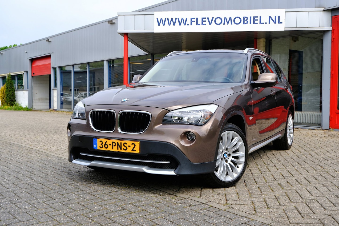 BMW X1 - SDrive18i Executive *33.105km!* Pano|Leder|Navi|LMV - AutoWereld.nl