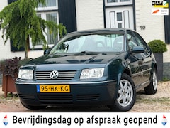 Volkswagen Bora - 1.6-16V Comfortline|124DKM|Clima|Cruise|