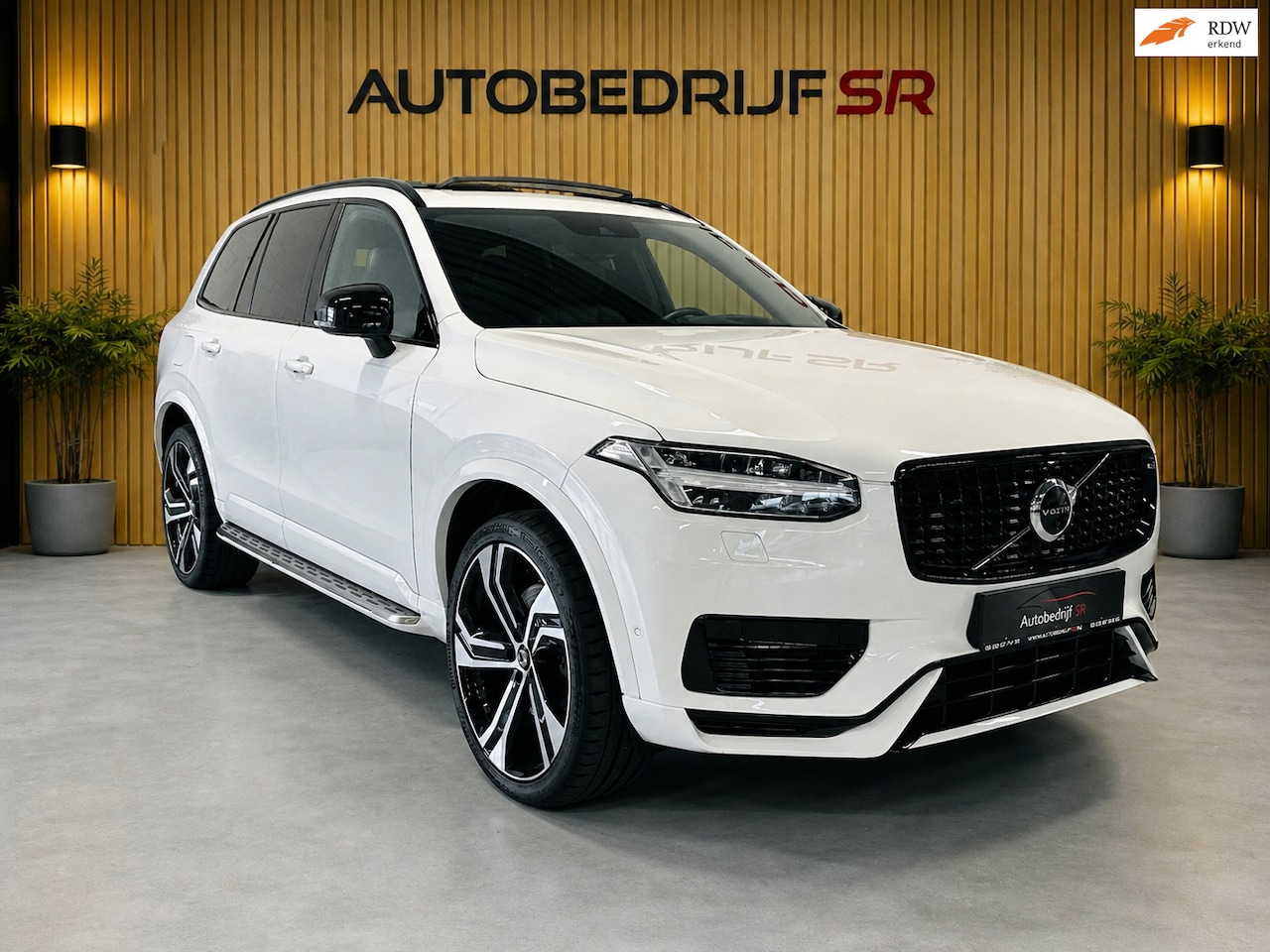 Volvo XC90 - 2.0 T8 Recharge 455PK R-Design! Pano! Luchtvering! 360camera! BLIS! Pilot Assist! Volste u - AutoWereld.nl