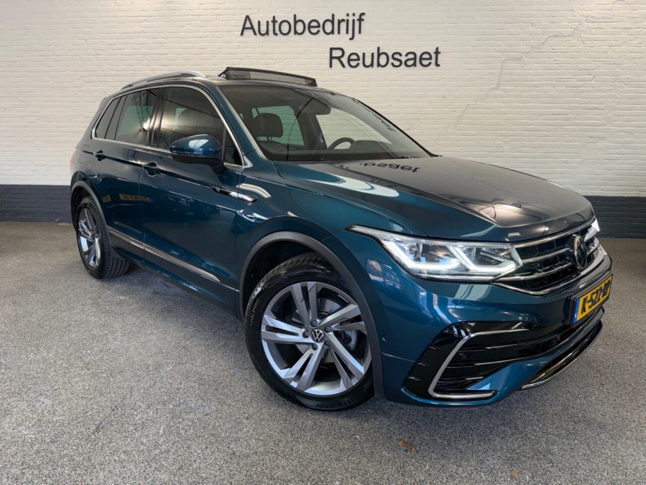 Volkswagen Tiguan - 1.5 TSI R-Line Business+ Nap Panodak HenK IQ-Light ACC Incl 12Mnd Garantie - AutoWereld.nl