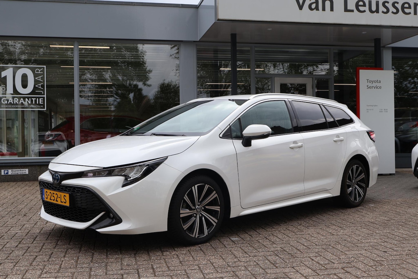 Toyota Corolla Touring Sports - 1.8 Hybrid Dynamic NL-AUTO KEYLESS CAMERA - AutoWereld.nl