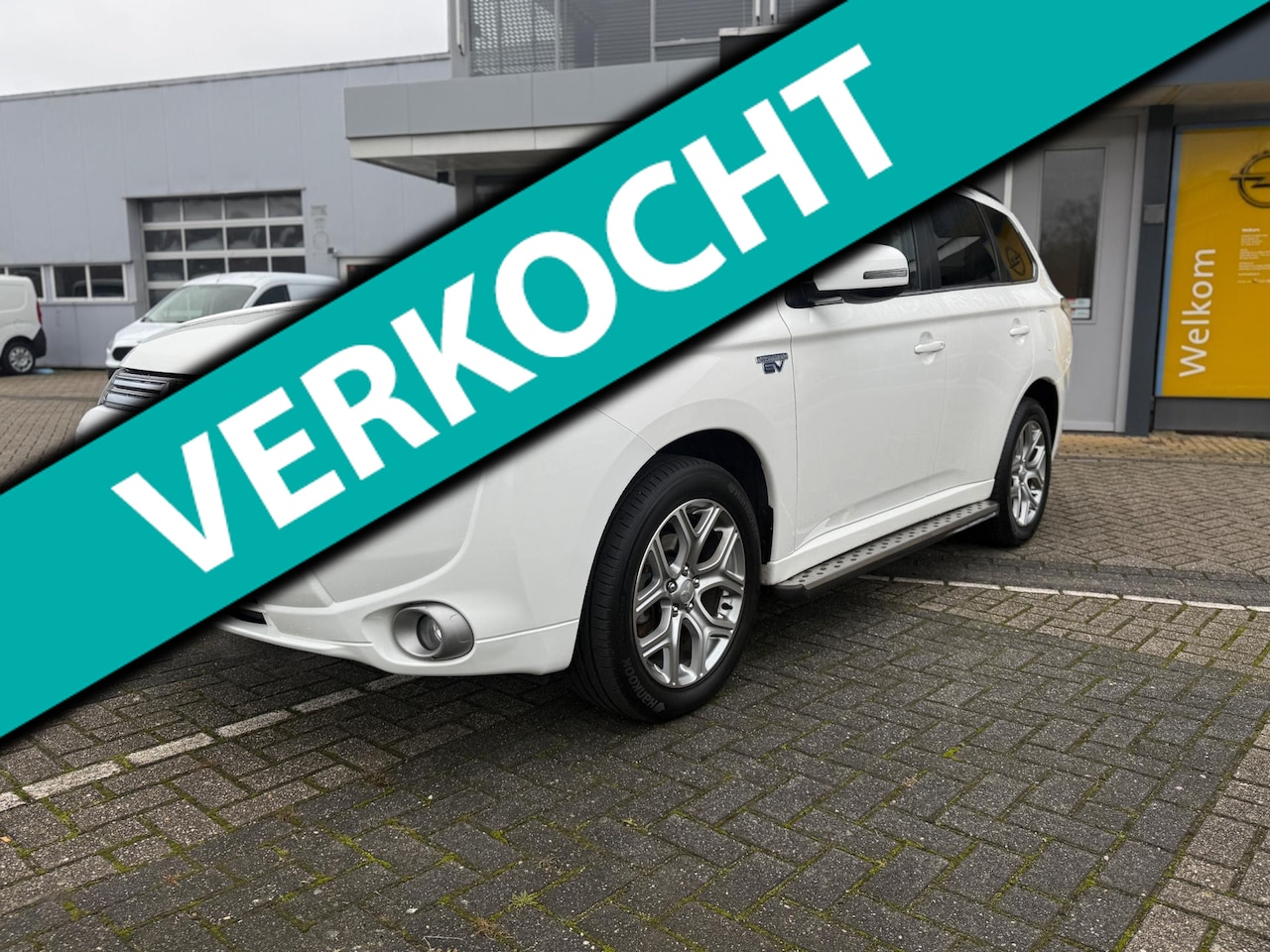 Mitsubishi Outlander - 2.0 PHEV instyle+ | Navi | Camera | Automaat | LMV | Trekhaak | - AutoWereld.nl