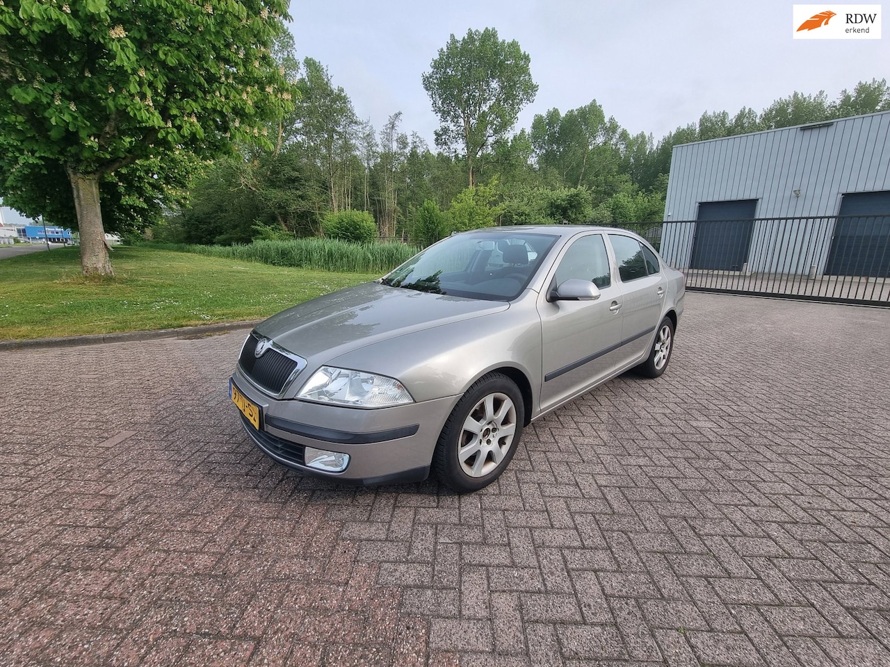 Skoda Octavia - 1.6 Ambiente AIRCO PARKEERSENSOR TREKHAAK ELEKTRISCHERAMEN - AutoWereld.nl
