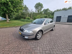 Skoda Octavia - 1.6 Ambiente AIRCO PARKEERSENSOR TREKHAAK ELEKTRISCHERAMEN