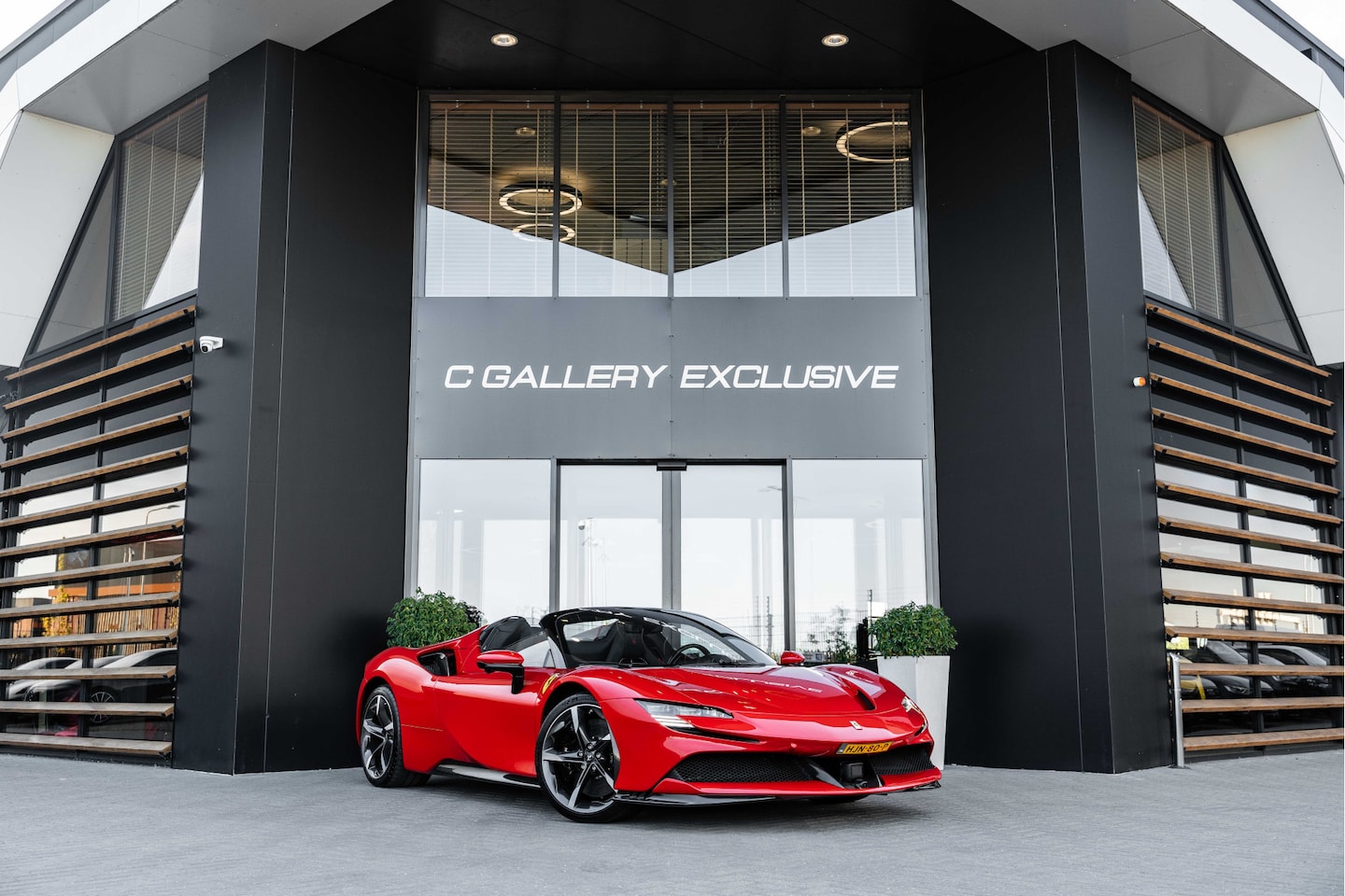 Ferrari SF90 Spider - 4.0 V8 Assetto Fiorano - Origineel NL | Rosso Corsa | Lift | JBL - AutoWereld.nl