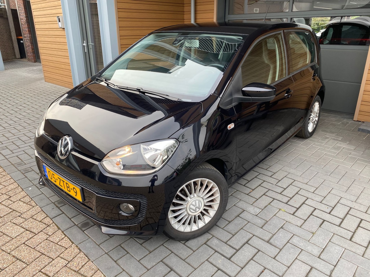 Volkswagen Up! - 1.0 high up! BlueMotion | Airco | Navigatie - AutoWereld.nl