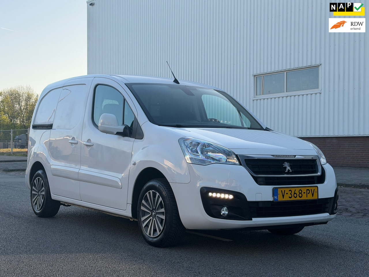 Peugeot Partner - 120 1.6 BlueHDi 100 L1 Premium Automaat - AutoWereld.nl