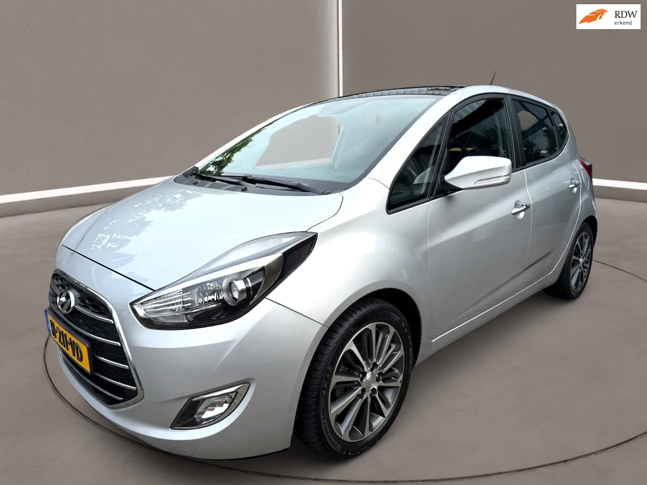 Hyundai ix20 - 1.6i Premium 124 Pk Airco Navi Pdc Camera Panodak 97 dkm Nap 1e Eig. - AutoWereld.nl