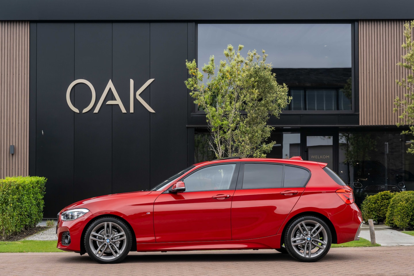 BMW 1-serie - 118i Aut. | M-Sport | NaviProf | Schuifdak | Leder | H&K | 18"LM | NL Auto | Melbourne Red - AutoWereld.nl