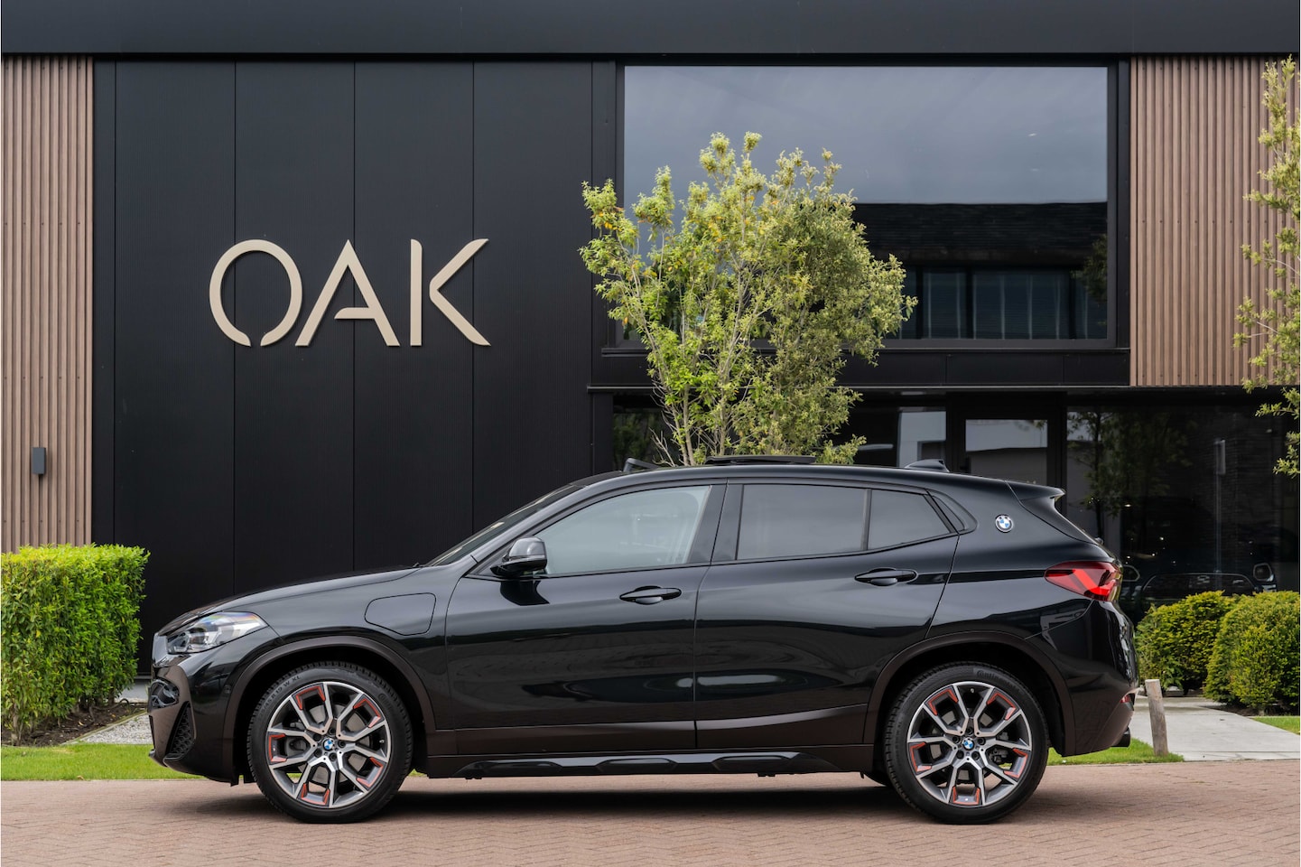 BMW X2 - xDrive25e Aut. | M-Sport | Navi | Panorama | Leder | Camera | 19"LM | Saphire Zwart - AutoWereld.nl