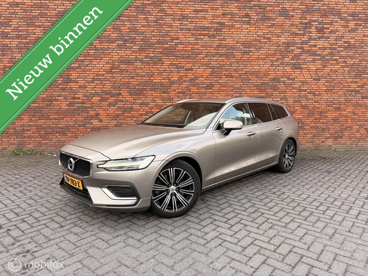 Volvo V60 - 2.0 T5 Inscription Carplay Dealer Trekhaak - AutoWereld.nl