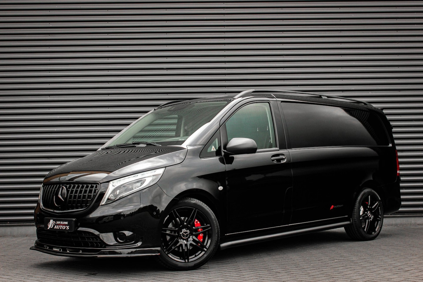 Mercedes-Benz Vito - 119CDI 190PK LANG JB-EDITION FULL BLACK / AMG / SPOILER / VERLAGINGSVEREN / NAVIGATIE / SI - AutoWereld.nl