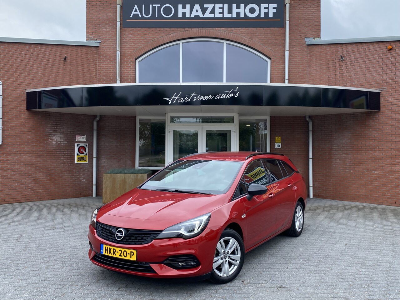 Opel Astra Sports Tourer - 1.2 Blitz Elegance 61.543Km!! | Camera | Trekhaak | PDC V+A | Clima | Privacy Glas | LED | - AutoWereld.nl