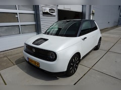 Honda e - e Advance 17" |Navi|Carplay|PDC V+A|Dodehoek|360 Camera|DAB|Pano|Stuur, stoel en voorruitv