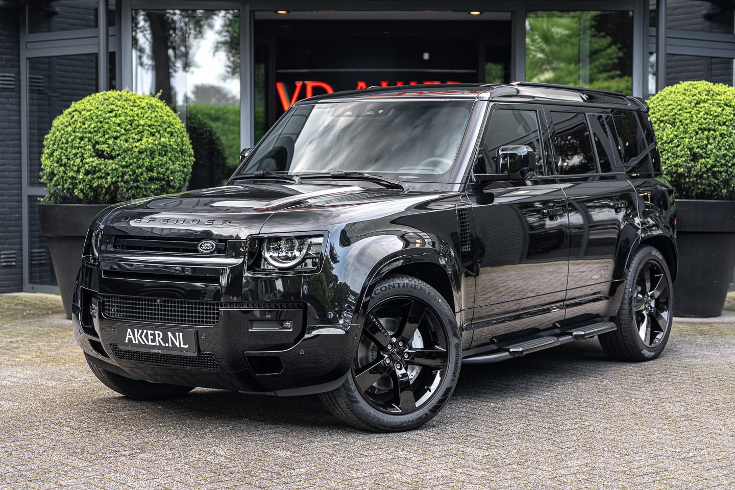 Land Rover Defender 110 - LANDROVER P300e X-Dynamic SE | Facelift I Black Pack | Pano.Dak | 360° Camera | 22 Inch - AutoWereld.nl