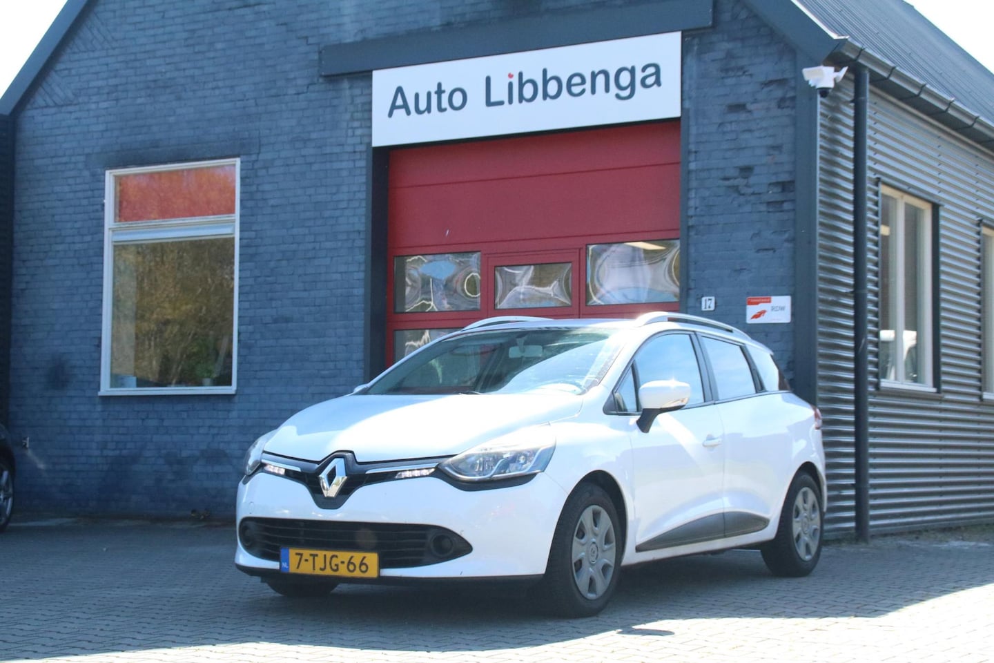 Renault Clio Estate - 1.5 dCi ECO Expression AIRCO / CRUISE / TREKHAAK / NWE DISTR.RIEM / CENTRALE VERGR. / APK - AutoWereld.nl