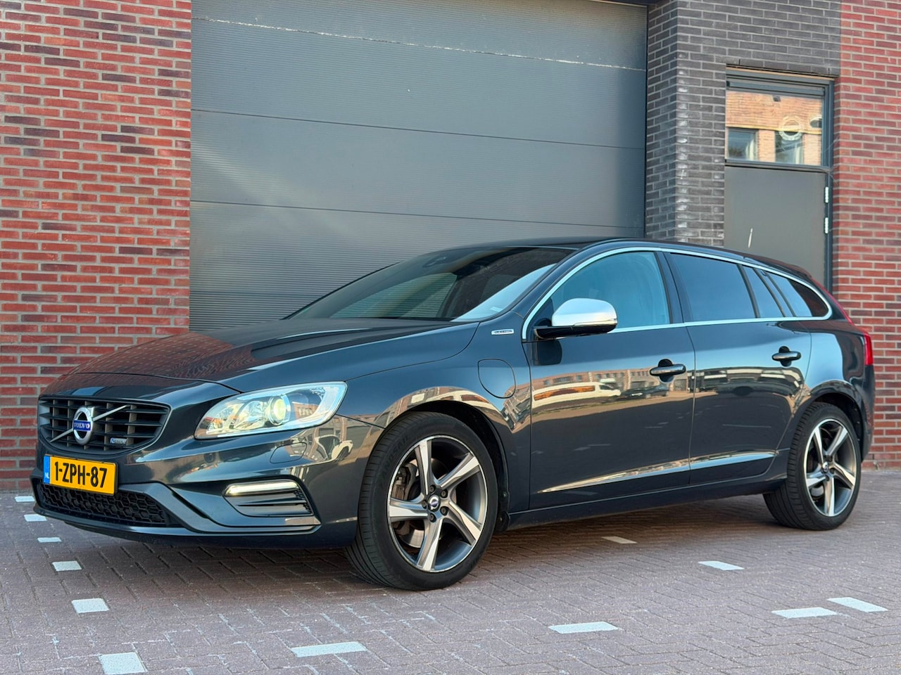 Volvo V60 - 2.4 D6 AWD Plug-In Hybrid R-Design | Navi | Trekhaak | Leder - AutoWereld.nl