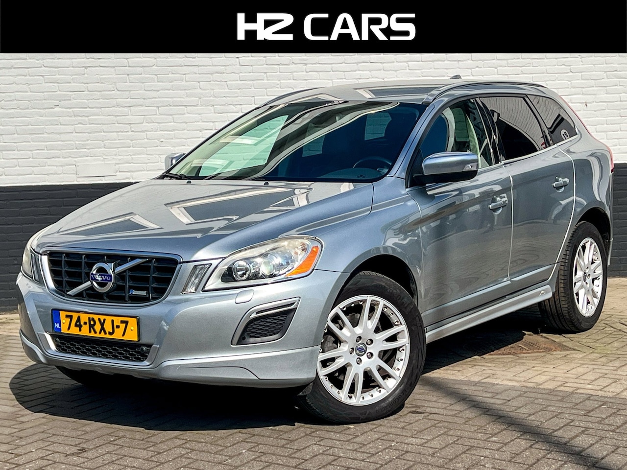 Volvo XC60 - 2.0T R-Design/Automaat/Leder/Trekhaak/PDC/Navi/Cruise - AutoWereld.nl