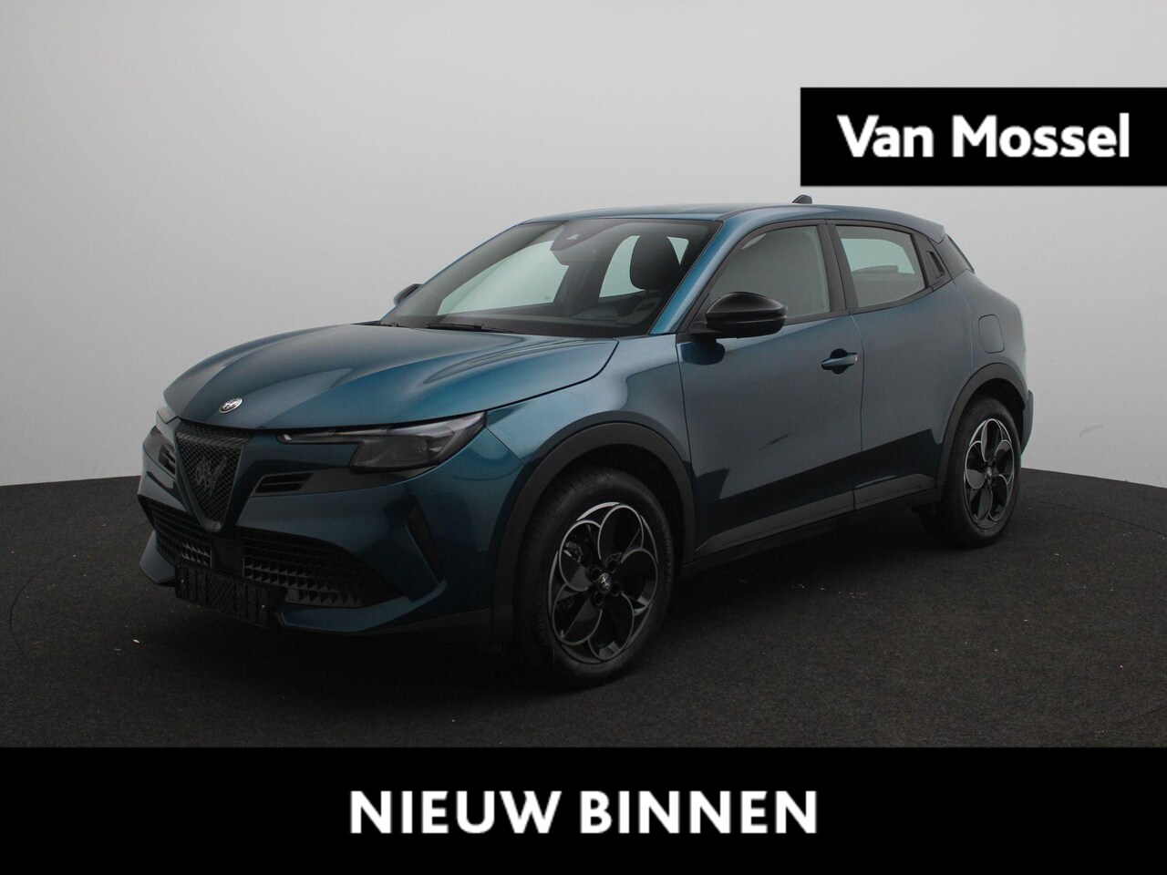 Alfa Romeo Junior - Elettrica 54 kWh | Apple Carplay/Android Auto | Climate control | 18" Lichtmetalen velgen - AutoWereld.nl