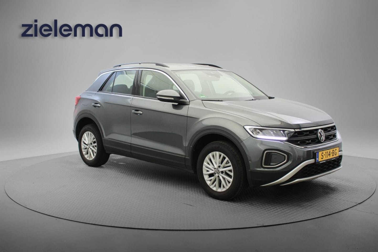 Volkswagen T-Roc - 1.5 TSI Life - Carplay, Digitaal Cockpit, Adapt. Cruise, Afn. Trekhaak - AutoWereld.nl