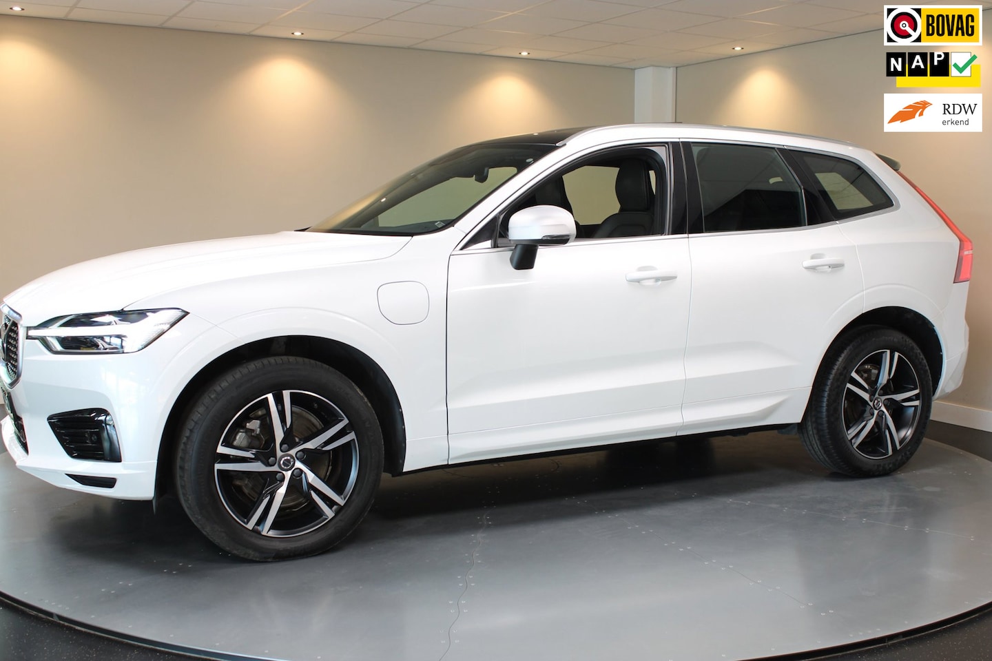 Volvo XC60 - 2.0 T8 Twin Engine AWD R-Design *392Pk!* Pano|Elektr.Trekhaak|Carplay|Alcantara - AutoWereld.nl