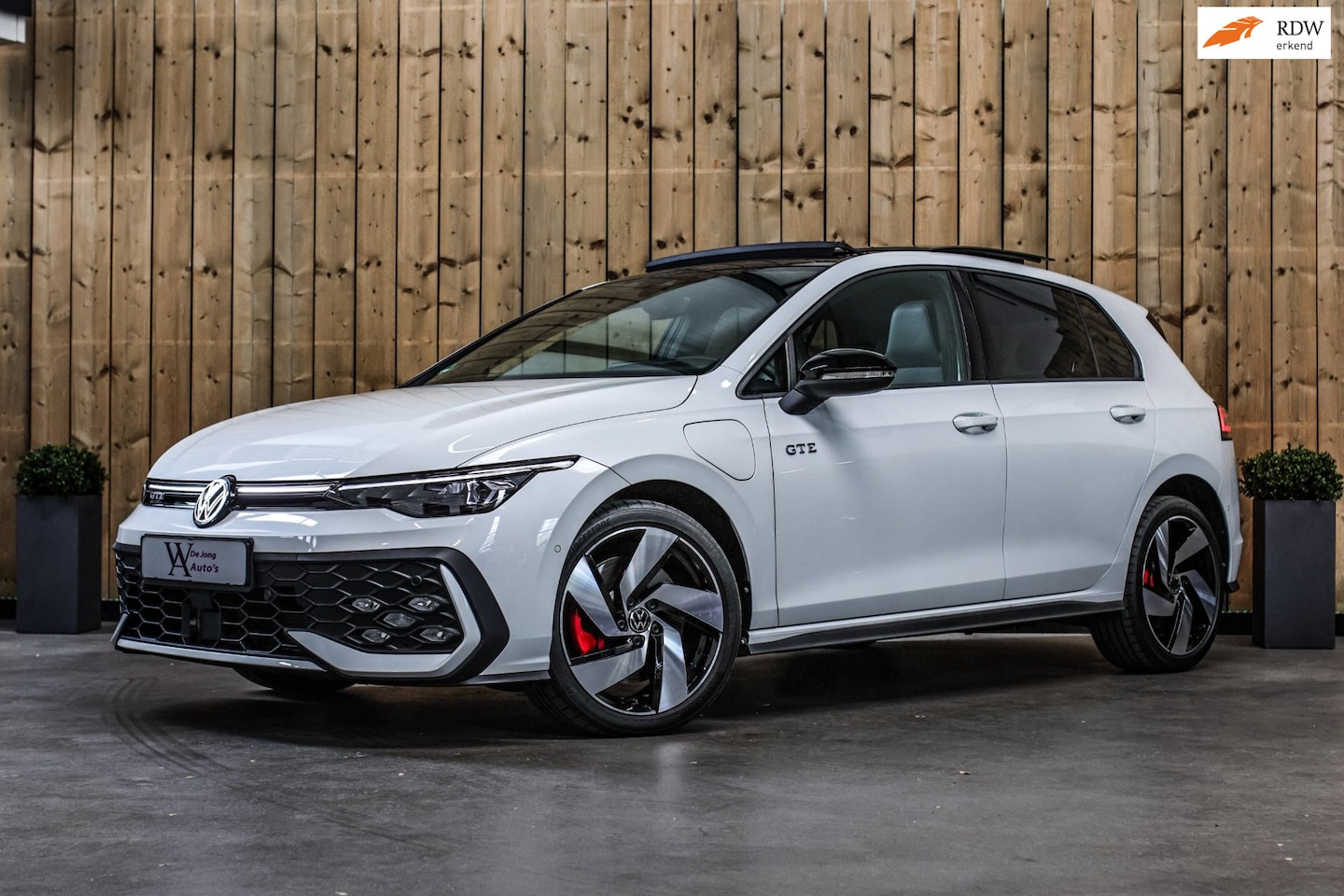 Volkswagen Golf - 1.5 eHybrid GTE *Pano*Leder*Head-Up*DCC*Camera*IQ Led* - AutoWereld.nl
