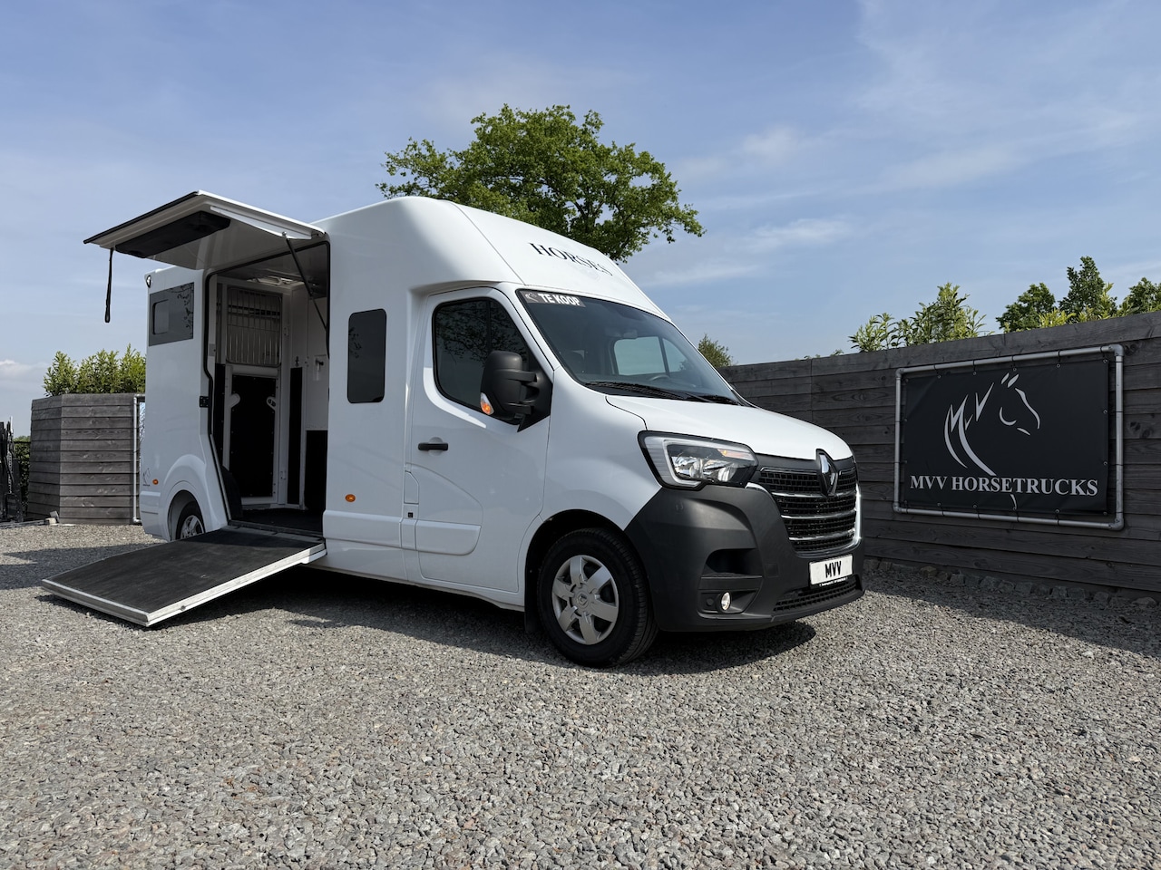 Renault Master - | HORSETRUCK | BARBOT | STALLION 5XL | 2021 | HENGST | DUB CAB | AUTOMAAT | 180PK | 5-SEAT - AutoWereld.nl