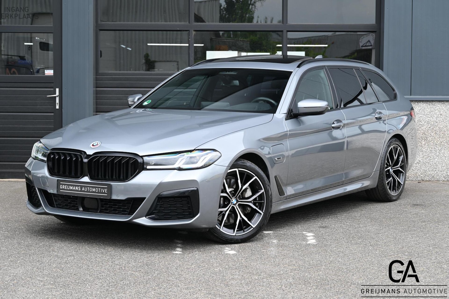 BMW 5-serie Touring - 530e |M-pakket|Panoramadak|Laser|h&k|Trekhaak| - AutoWereld.nl