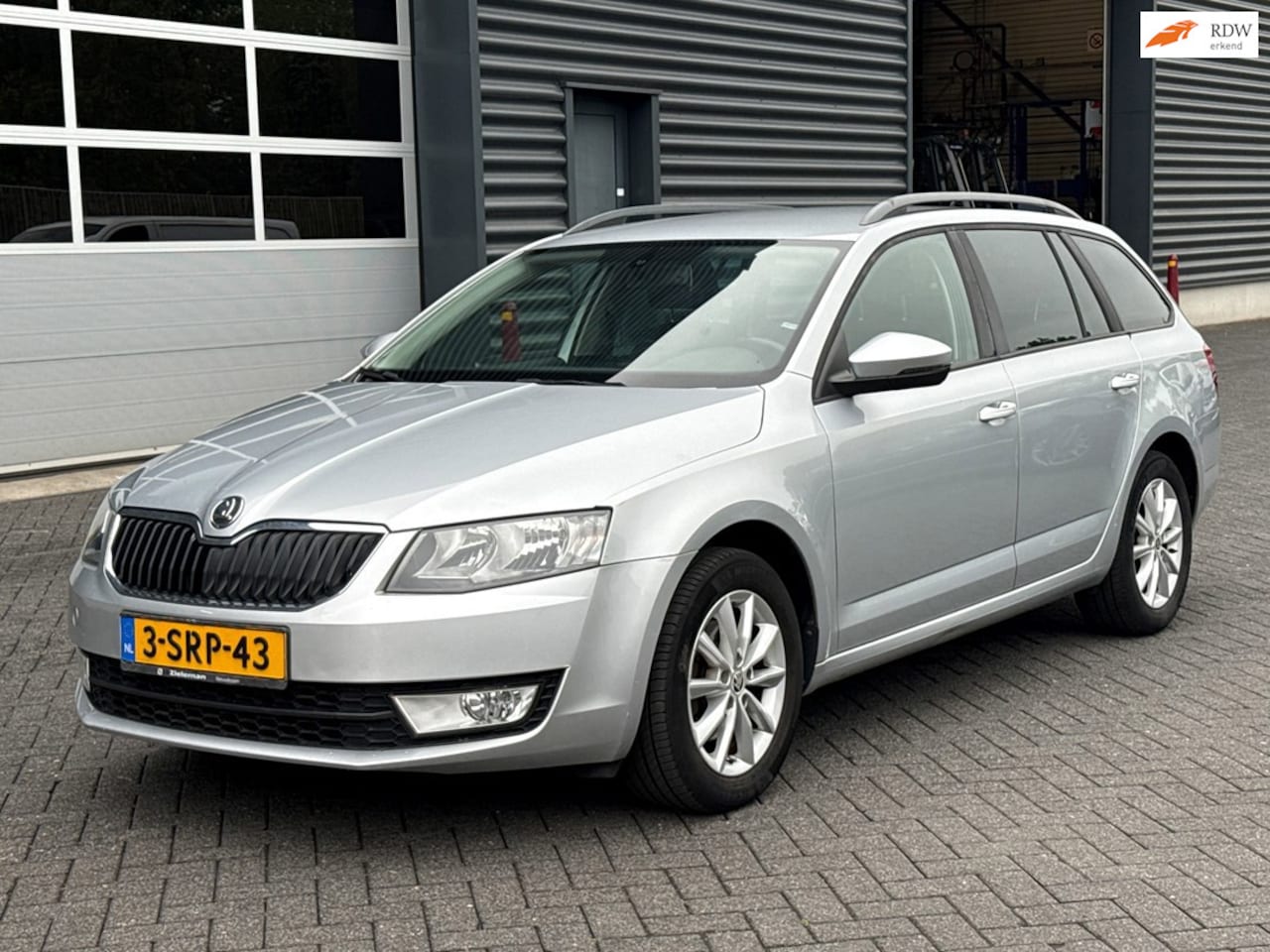 Skoda Octavia Combi - 1.6 TDI Greentech Ambition Businessline 1.6 TDI Greentech Ambition Businessline, trekhaak, Cruise control, Navigatie - AutoWereld.nl