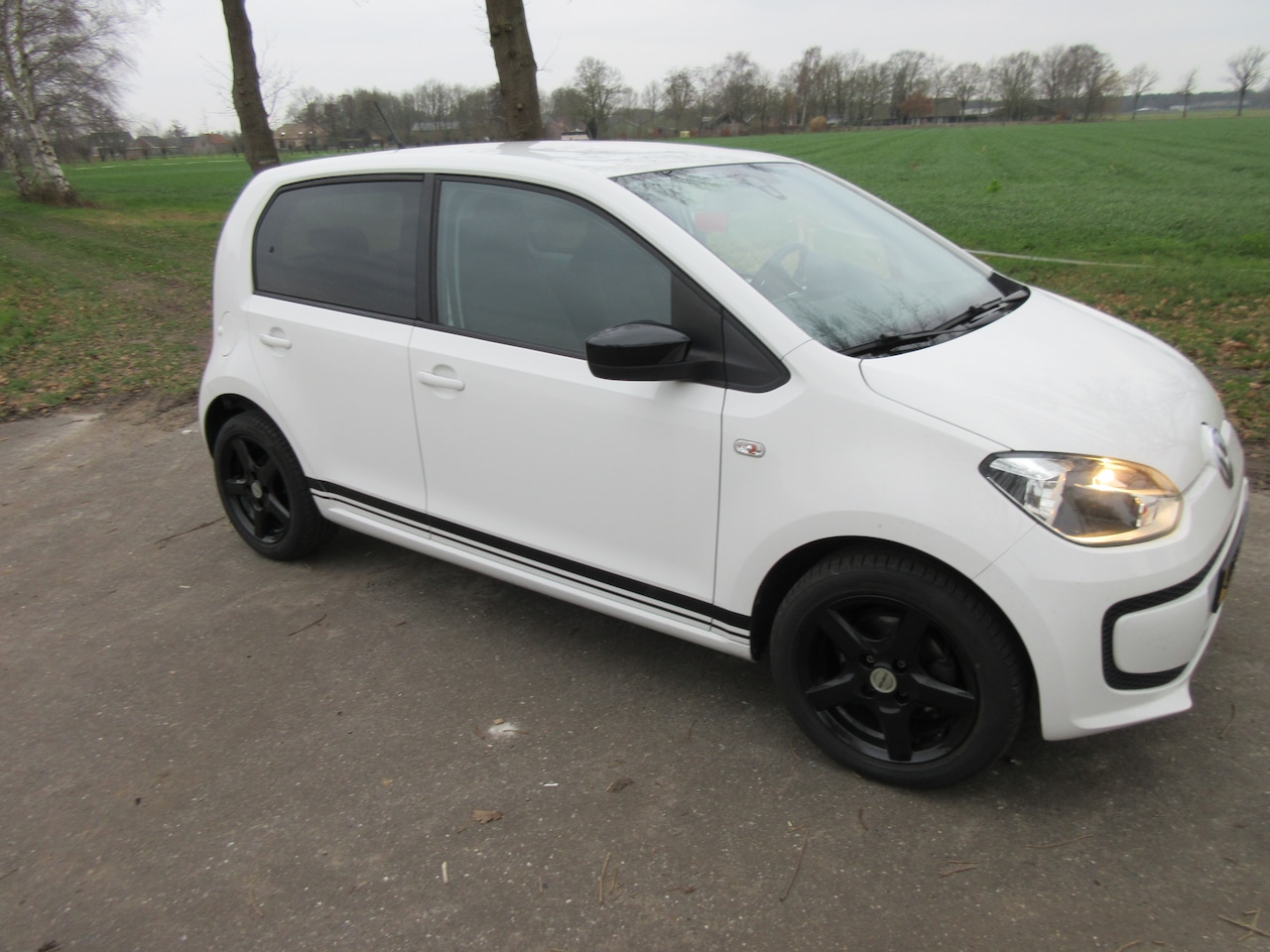 Volkswagen Up! - 1.0 move up! BlueMotion Up 1.0 Move  up BlueMotion 5 DRS LMV Airco 2016 6350 euro - AutoWereld.nl