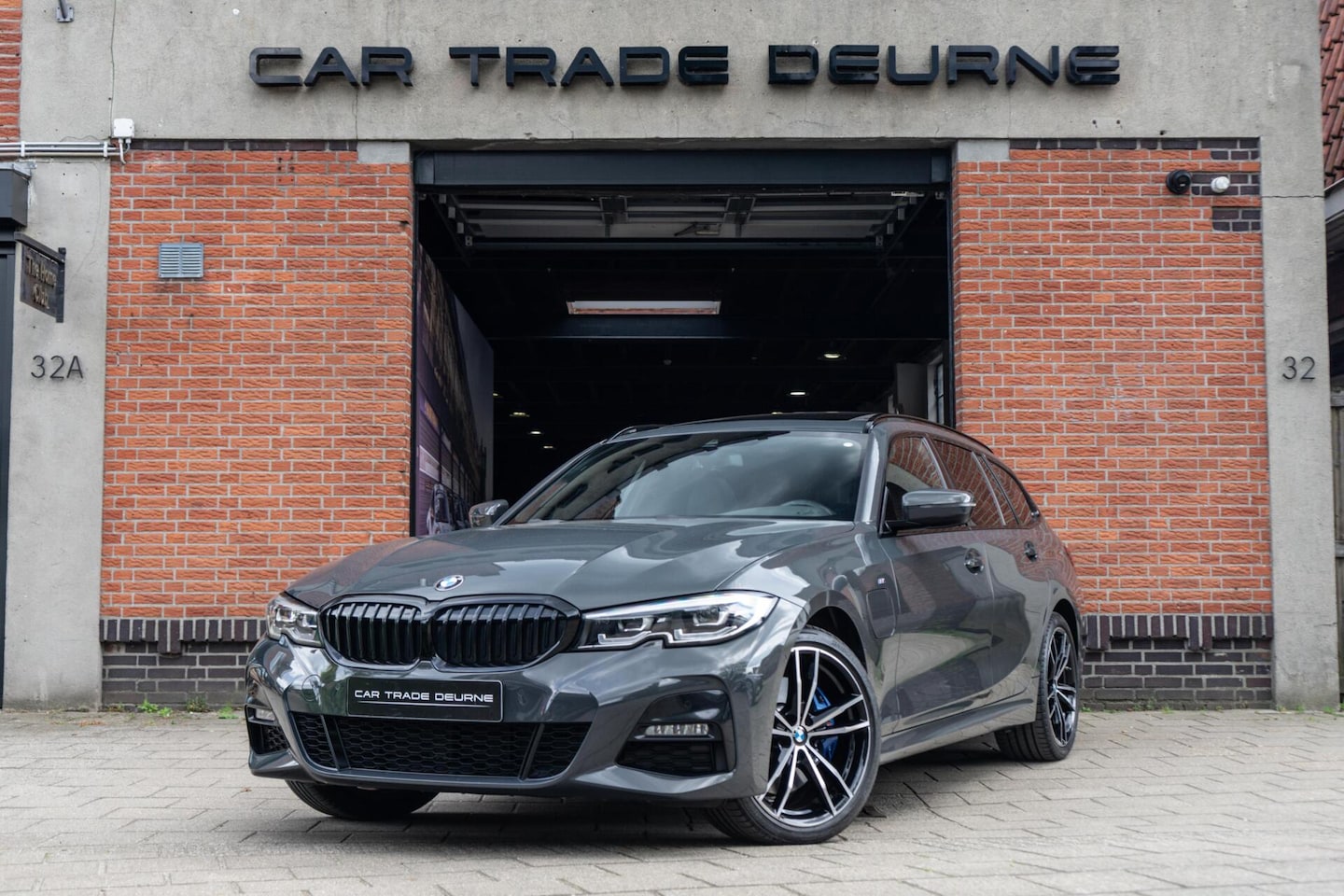 BMW 3-serie - 330e xDrive M-Sport Pano / Camera / Trekhaak - AutoWereld.nl