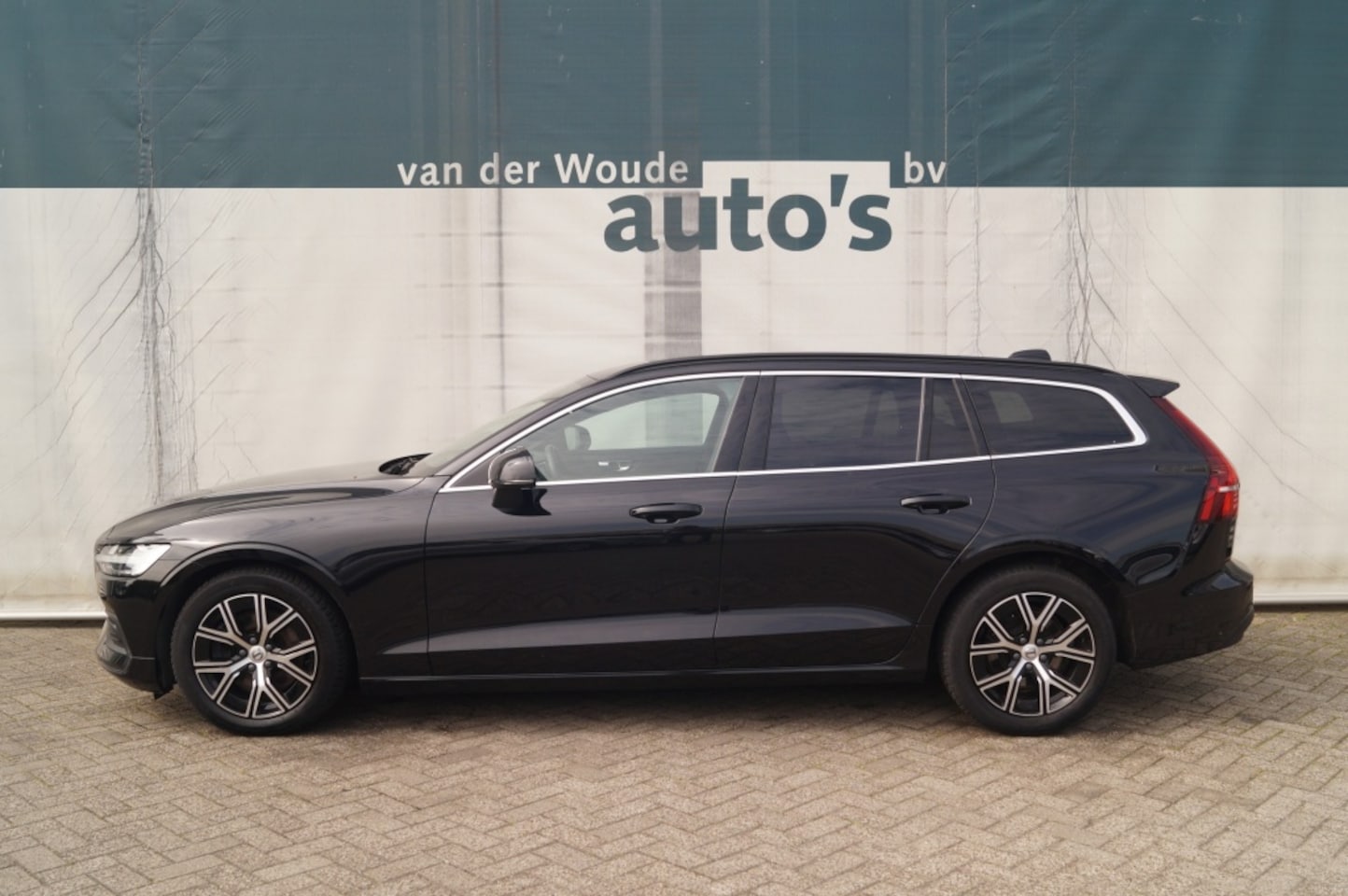 Volvo V60 - 2.0 B4 197pk Automaat Core -NAVI-ECC-LED-CAM- - AutoWereld.nl