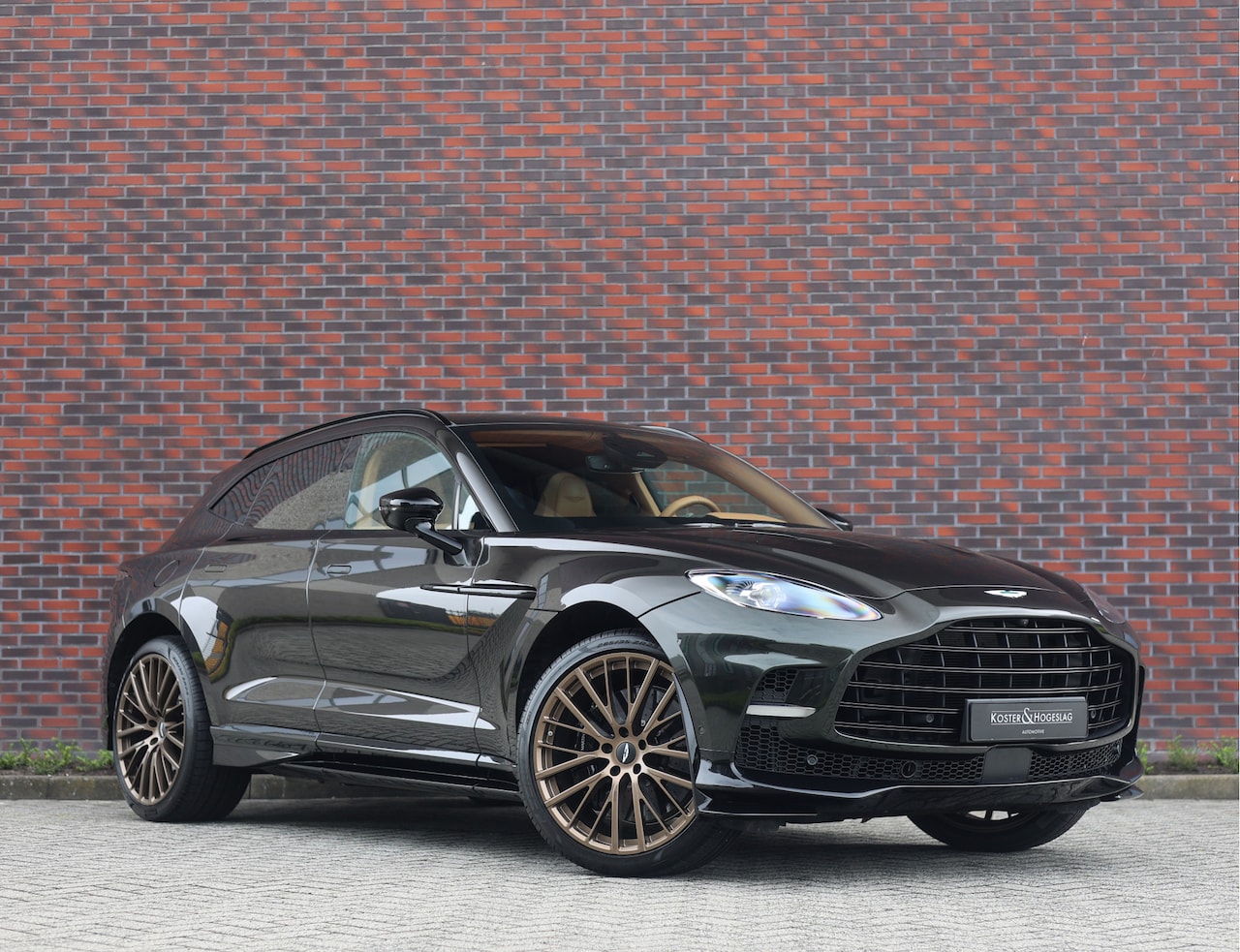 Aston Martin DBX - 4.0 V8 707 | Minotaur Green - AutoWereld.nl